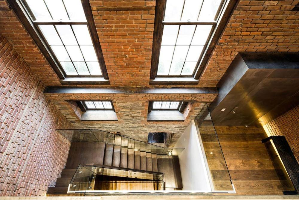 美国纽约--Townhouse Conversion_Washington-Place-New-York-Glass-Wood-Stairs.jpg