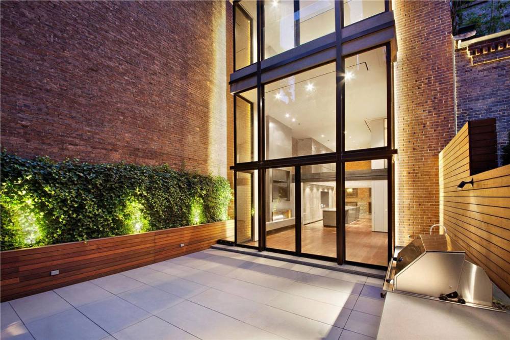 美国纽约--Townhouse Conversion_Washington-Place-New-York-Terrace-Glass-Walls.jpg