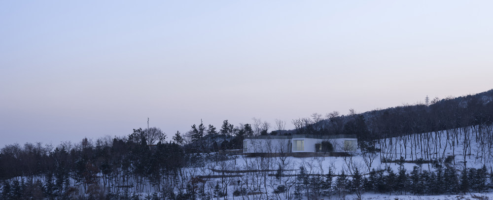 山东威海--半山取景器（TAO迹·建筑事务所）_01-view_from_north_-photo_credit_yao_li-.jpg