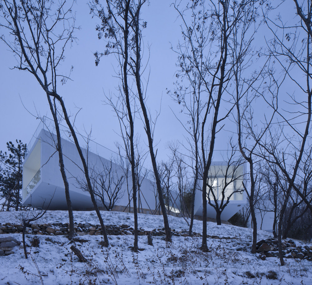 山东威海--半山取景器（TAO迹·建筑事务所）_03-view_from_below_at_dusk_-photo_credit_yao_li-.jpg