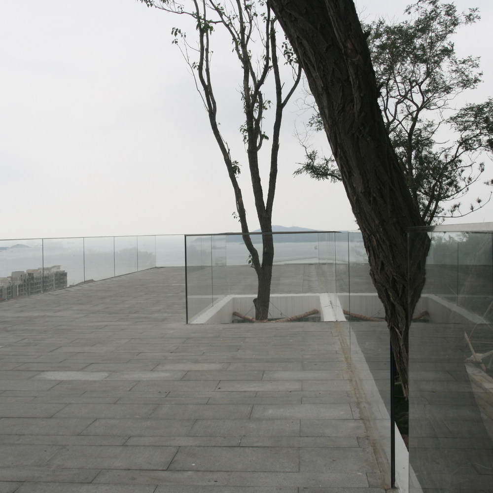 山东威海--半山取景器（TAO迹·建筑事务所）_10-terrace_view_to_liugong_island_-photo_credit_hua_li-.jpg