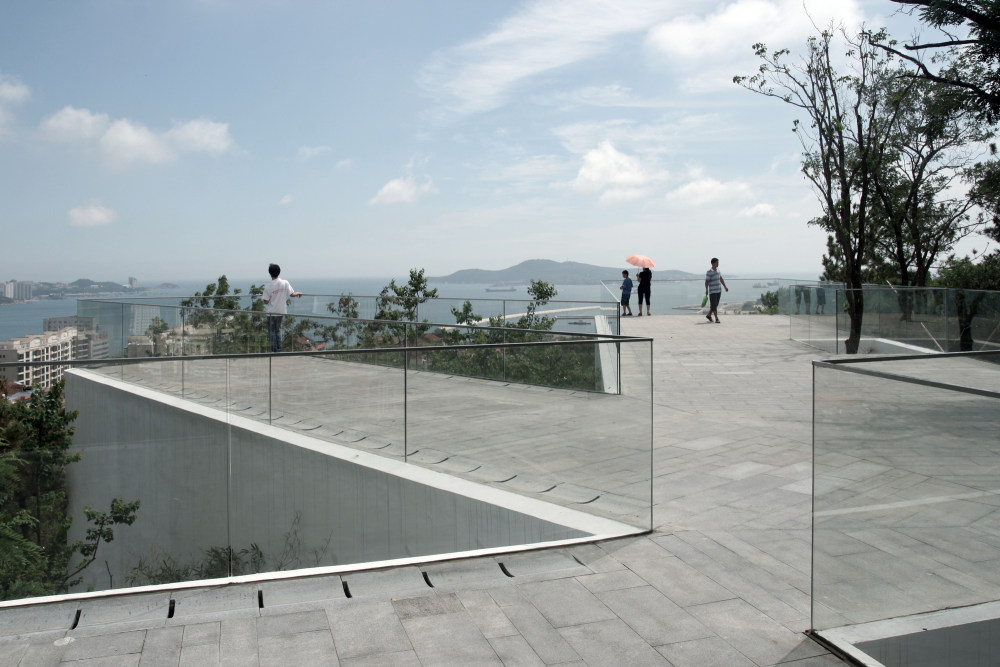 山东威海--半山取景器（TAO迹·建筑事务所）_11-terrace_view_to_liugong_island_and_harbour_01-photo_credit_hua_li-.jpg