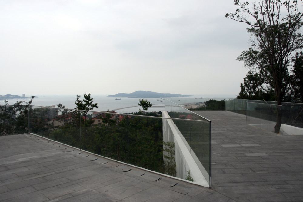 山东威海--半山取景器（TAO迹·建筑事务所）_13-terrace_view_to_liugong_island_and_harbour_03_-photo_credit_hua_li-.jpg