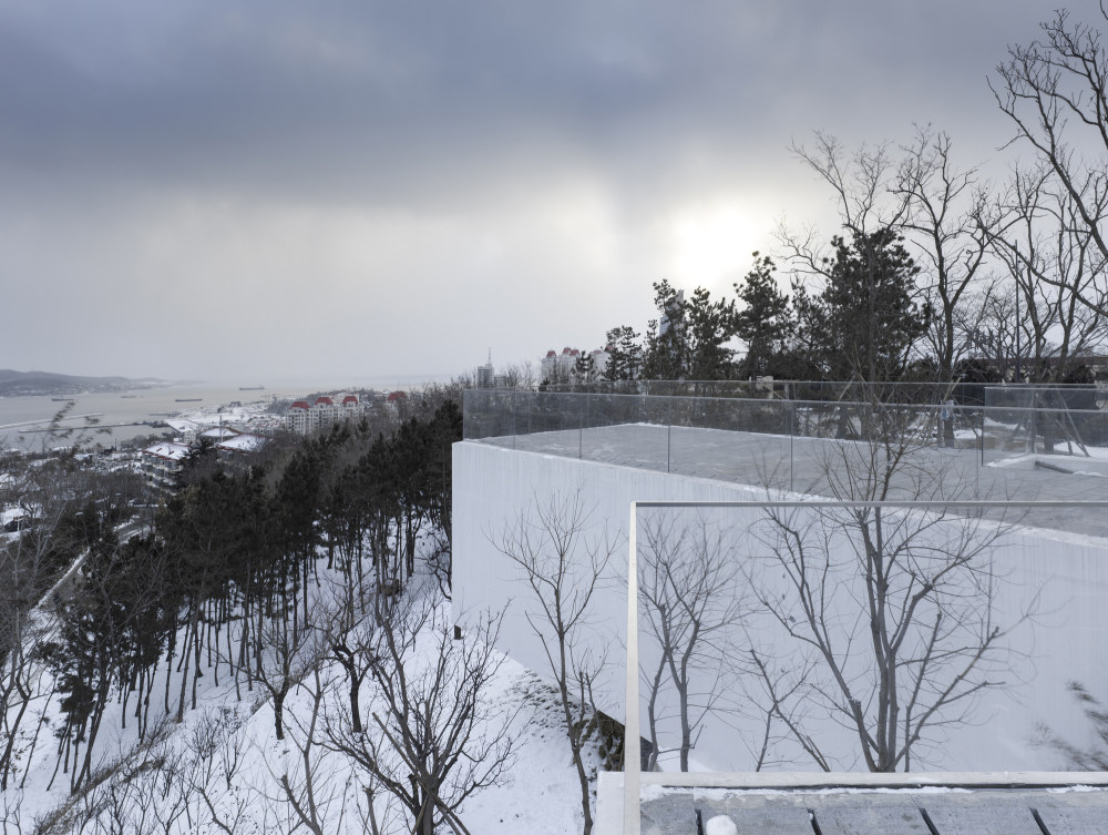 山东威海--半山取景器（TAO迹·建筑事务所）_14-terrace_view_-photo_credit_yao_li-.jpg