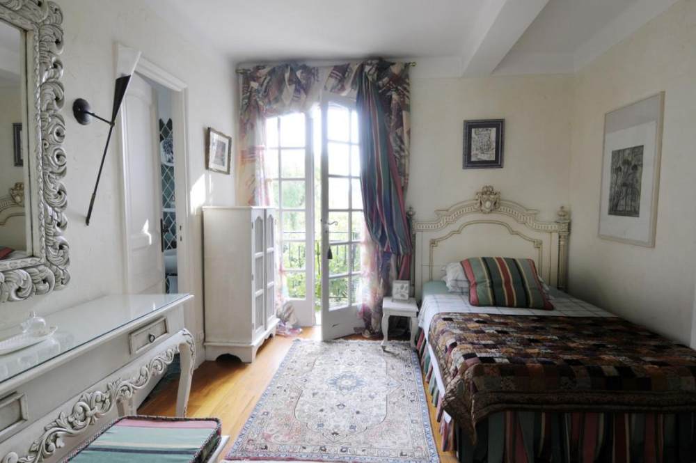 Bedroom-single-French-country-interiors.jpg