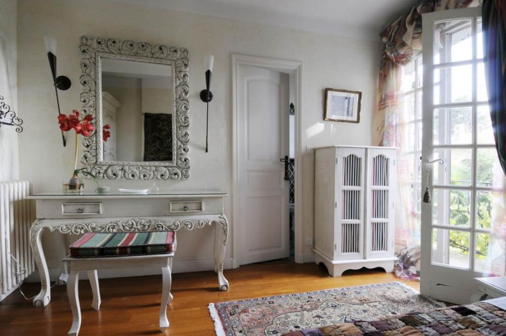 Bedroom-single-french-country-interiors-accessorizing.jpg