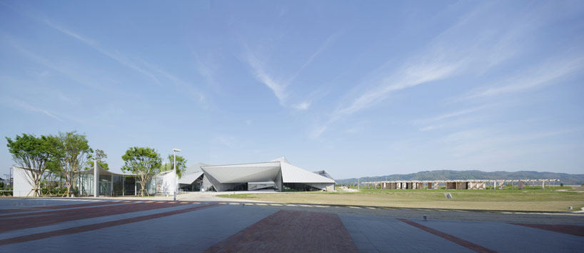 kengo-kuma-kyushu-geibun-kan-main-building-designboom-02.jpg