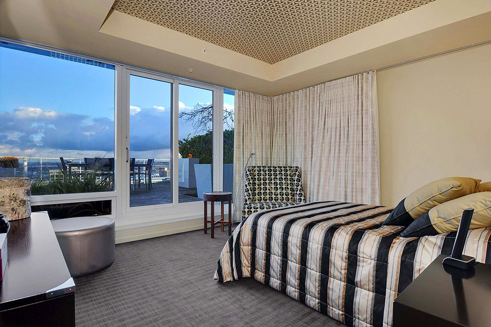 加拿大温哥华--Luxury Penthouse21,000,000$豪华_Bedroom-With-Silver-Accents.jpg