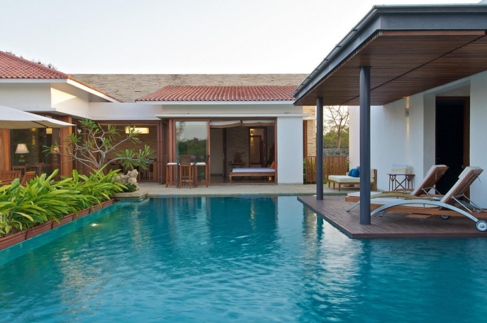 印度阿里包格--Anish Amin House_Outdoor-Pool-Wooden-Deck-House-in-Alibaug-India.jpg