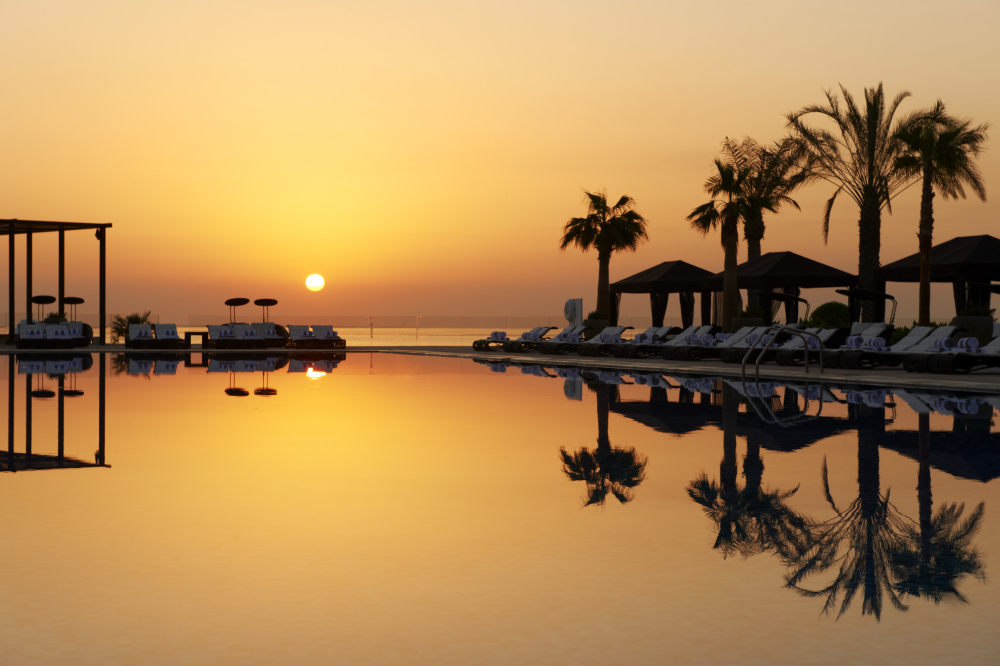 卡塔尔多哈瑞吉酒店The St. Regis Doha（官方2100像素大图）165张_The St. Regis Doha—Olympic - Size Pool at Sunrise2.jpg