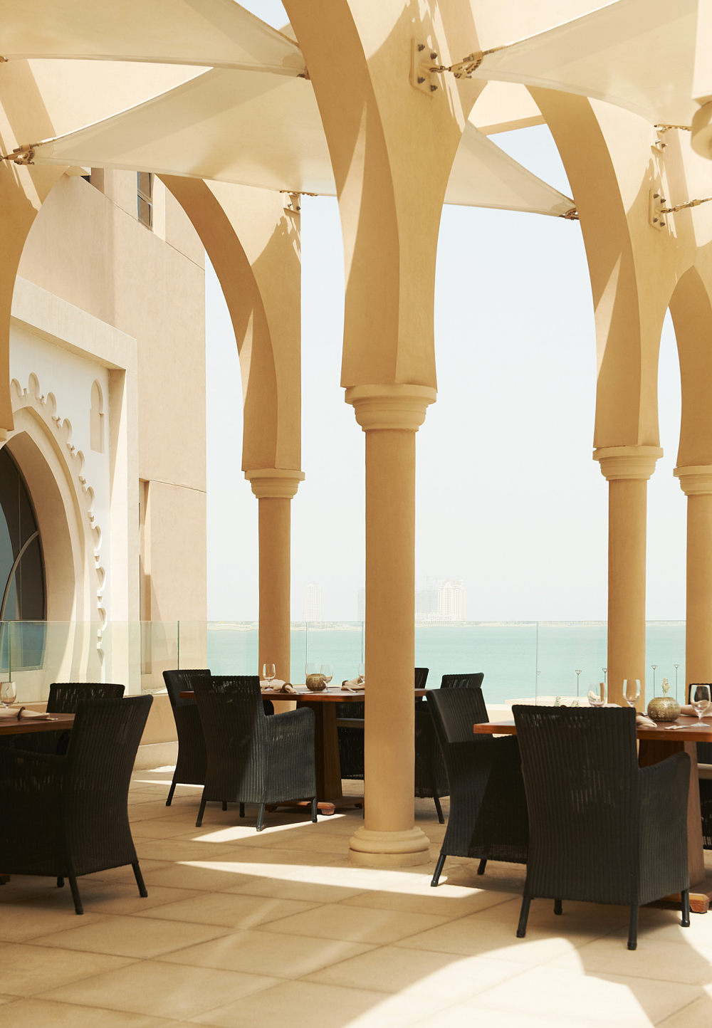 卡塔尔多哈瑞吉酒店The St. Regis Doha（官方2100像素大图）165张_The St. Regis Doha—Opal by Gordon Ramsay - Alfresco Dining.jpg