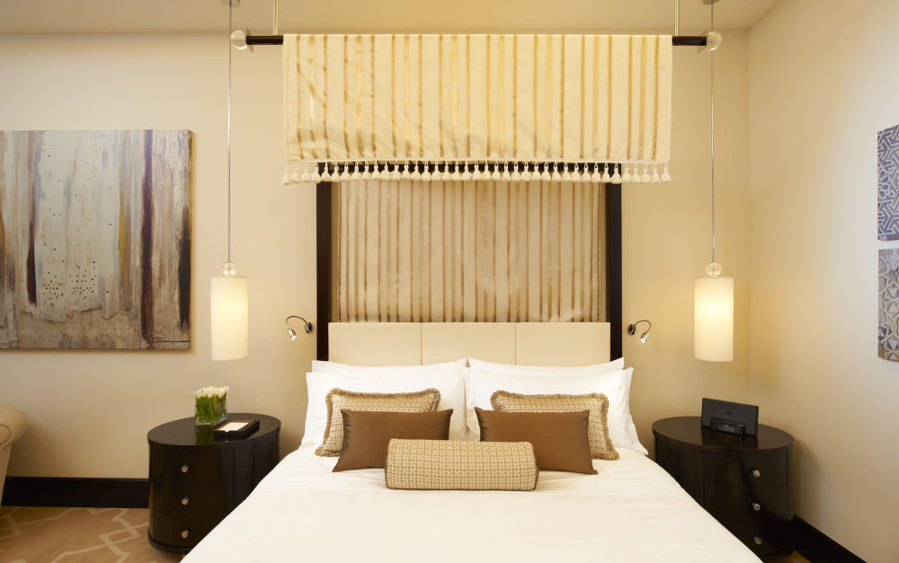 卡塔尔多哈瑞吉酒店The St. Regis Doha（官方2100像素大图）165张_The St. Regis Doha—St. Regis Suite - King Size Bed.jpg