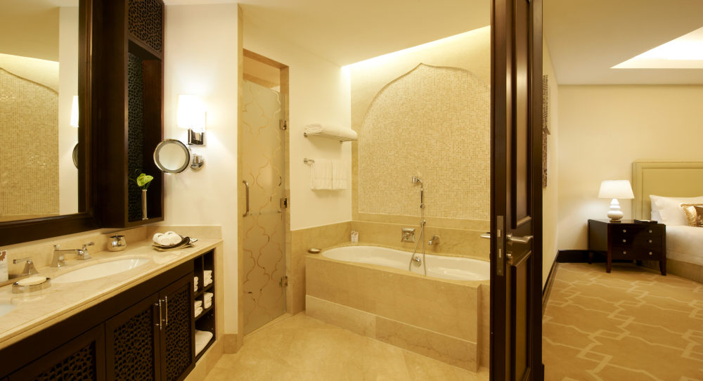 卡塔尔多哈瑞吉酒店The St. Regis Doha（官方2100像素大图）165张_The St. Regis Doha—The St. Regis Suite - Bedroom & Bathroom.jpg