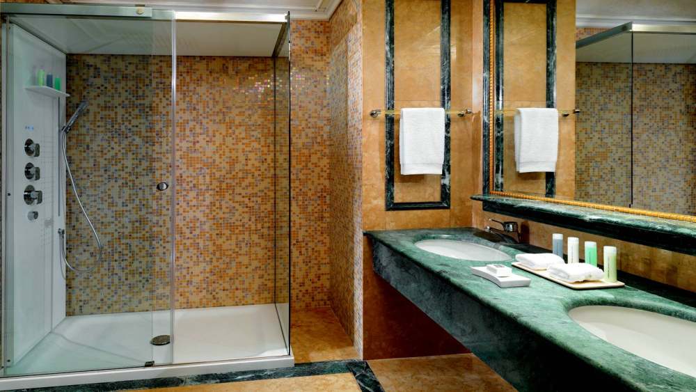 米兰威斯汀酒店 The Westin Palace, Milan_The_Westin_Palace_Milan_Hotel_Suite_Deluxe_Bathroom_2.jpg