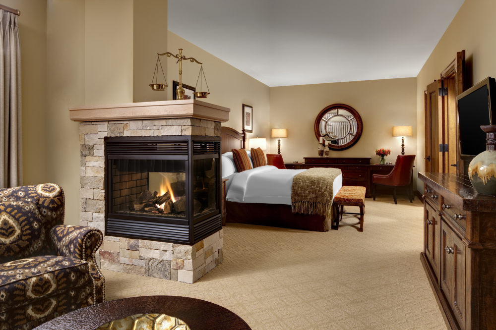 犹他州鹿谷瑞吉酒店The St. Regis Deer Valley, Utah (..._The St. Regis Deer Valley—Ambassador Residence Master Bedroom.jpg