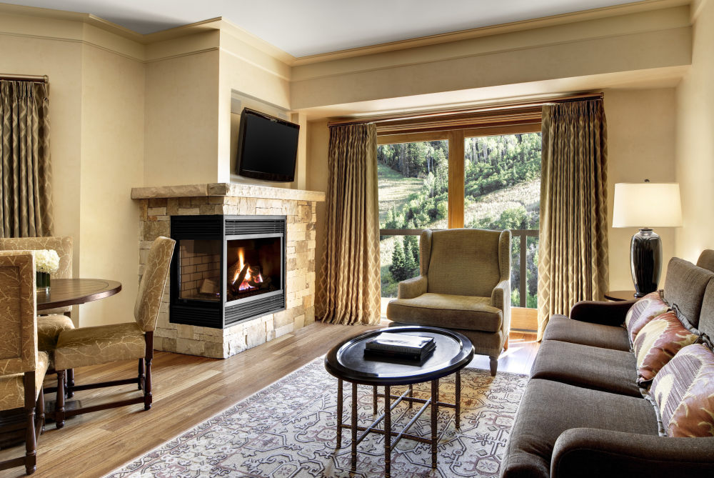 犹他州鹿谷瑞吉酒店The St. Regis Deer Valley, Utah (..._The St. Regis Deer Valley—Astor Suite Living Room.jpg