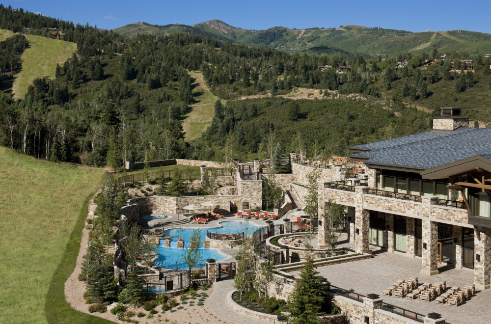 犹他州鹿谷瑞吉酒店The St. Regis Deer Valley, Utah (..._The St. Regis Deer Valley—Exterior view of slope side pool.jpg