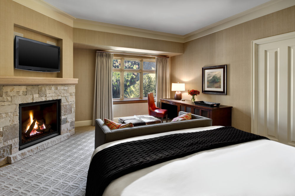 犹他州鹿谷瑞吉酒店The St. Regis Deer Valley, Utah (..._The St. Regis Deer Valley—Grand Deluxe King Guestroom - fireplace.jpg