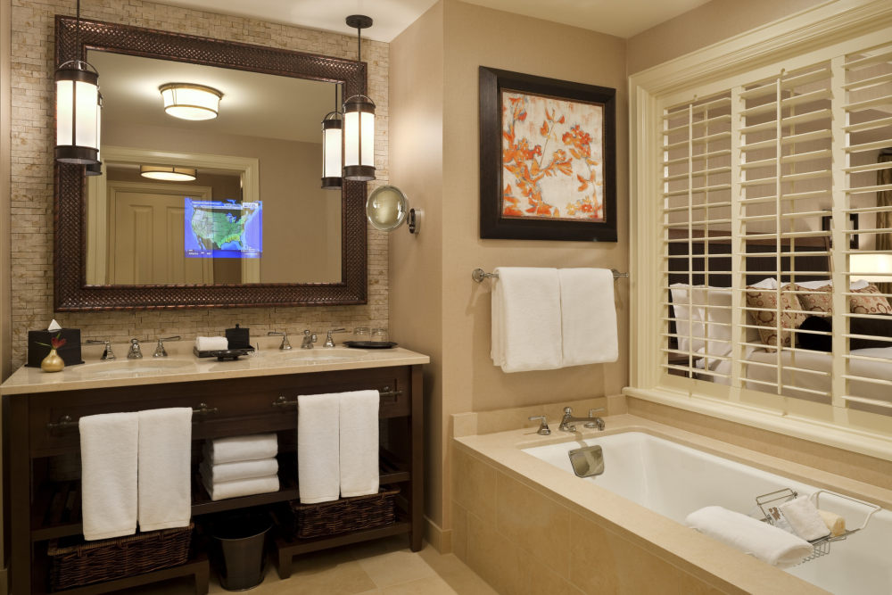 犹他州鹿谷瑞吉酒店The St. Regis Deer Valley, Utah (..._The St. Regis Deer Valley—Guest Bathroom.jpg