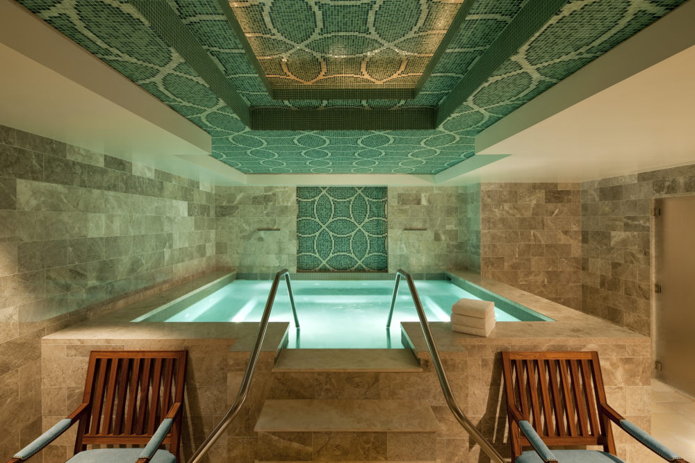 犹他州鹿谷瑞吉酒店The St. Regis Deer Valley, Utah (..._The St. Regis Deer Valley—Indoor jacuzzi.jpg