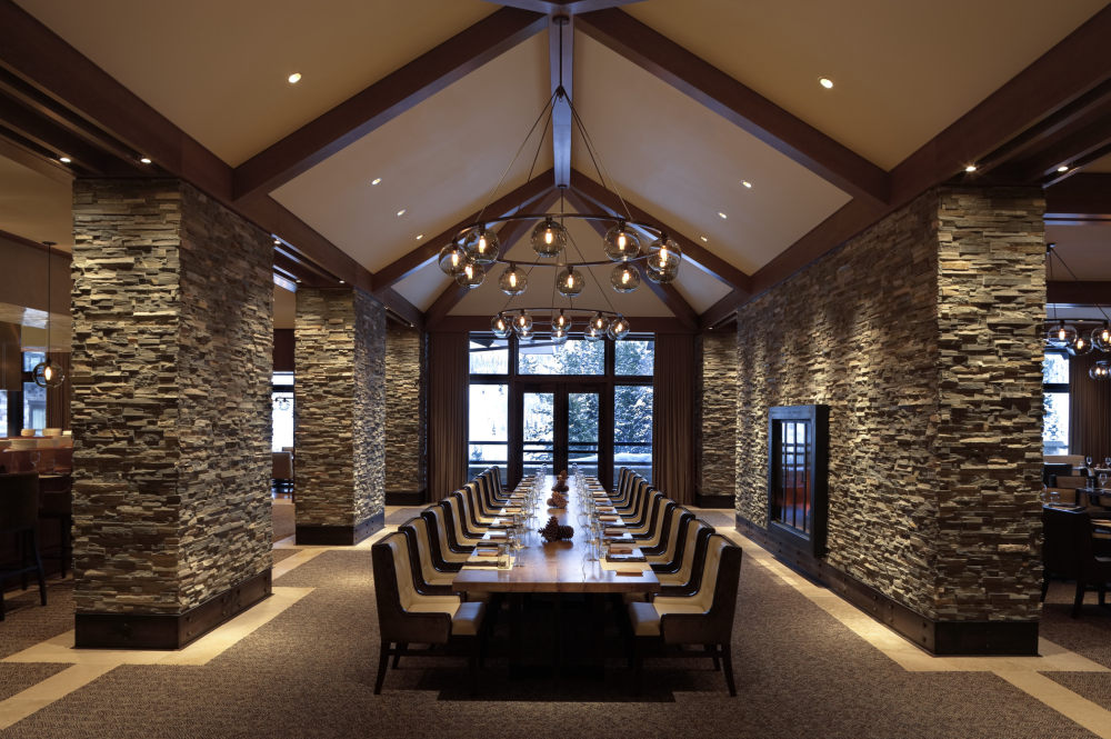 犹他州鹿谷瑞吉酒店The St. Regis Deer Valley, Utah (..._The St. Regis Deer Valley—J&G Grill Communal Table.jpg