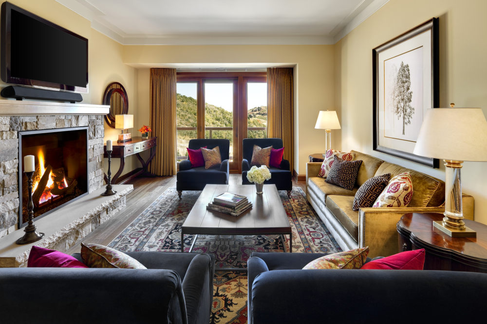 犹他州鹿谷瑞吉酒店The St. Regis Deer Valley, Utah (..._The St. Regis Deer Valley—Madison Residence Living Room.jpg