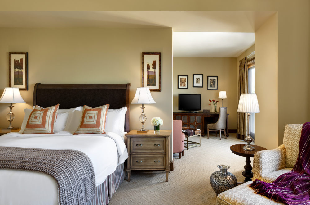 犹他州鹿谷瑞吉酒店The St. Regis Deer Valley, Utah (..._The St. Regis Deer Valley—Madison Residence Master Bedroom and sitting area.jpg