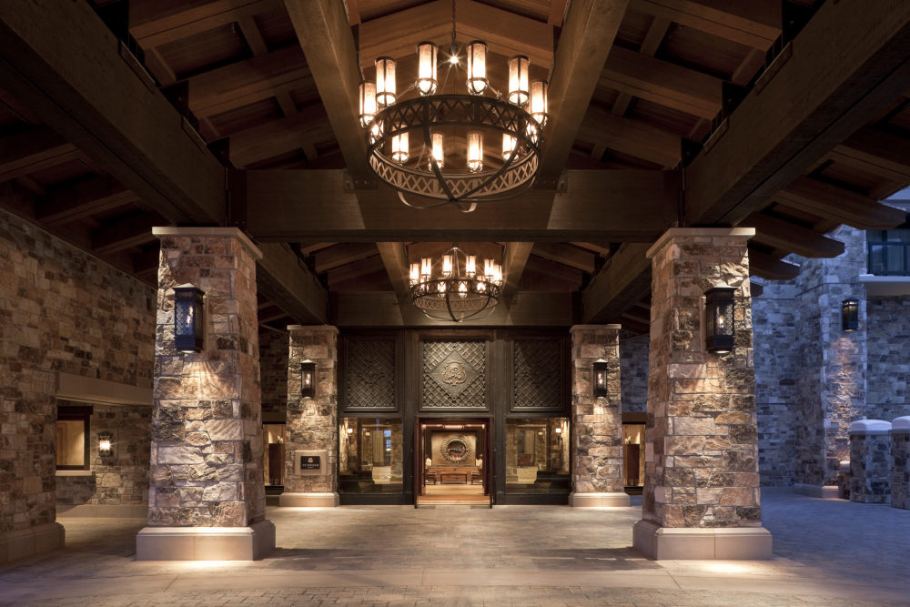 犹他州鹿谷瑞吉酒店The St. Regis Deer Valley, Utah (..._The St. Regis Deer Valley—Porte Cochere.jpg