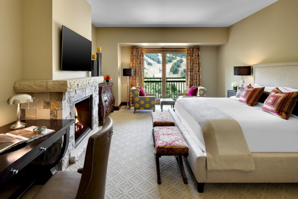 犹他州鹿谷瑞吉酒店The St. Regis Deer Valley, Utah (..._The St. Regis Deer Valley—Presidential Residence Master Bedroom.jpg