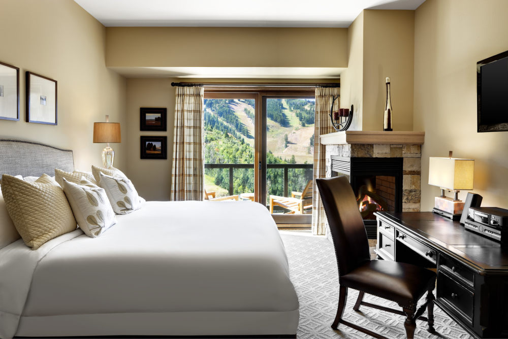 犹他州鹿谷瑞吉酒店The St. Regis Deer Valley, Utah (..._The St. Regis Deer Valley—St Regis Residence Guest Bedroom.jpg