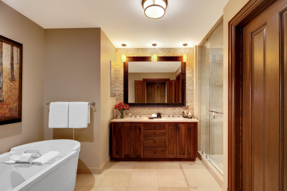 犹他州鹿谷瑞吉酒店The St. Regis Deer Valley, Utah (..._The St. Regis Deer Valley—St Regis Residence Master Bathroom.jpg