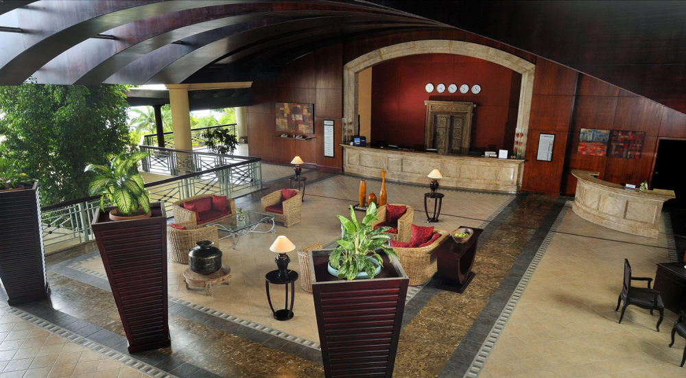 毛里求斯莫里斯艾美酒店Le Meridien Ile Maurice—Back of woman on b..._2)Le Meridien Ile Maurice—Lobby Reception 拍攝者.jpg