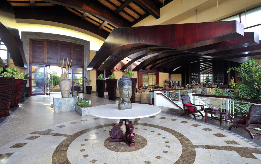 毛里求斯莫里斯艾美酒店Le Meridien Ile Maurice—Back of woman on b..._11)Le Meridien Ile Maurice—Lobby 拍攝者.jpg