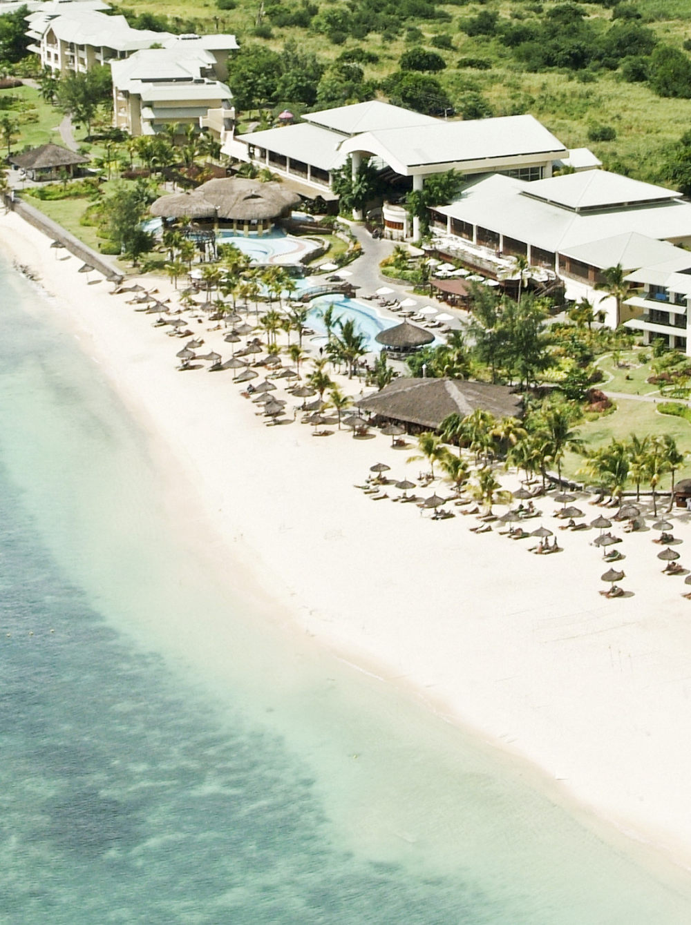 毛里求斯莫里斯艾美酒店Le Meridien Ile Maurice—Back of woman on b..._26)Le Meridien Ile Maurice—Le Meridien aerial view 拍攝者.jpg