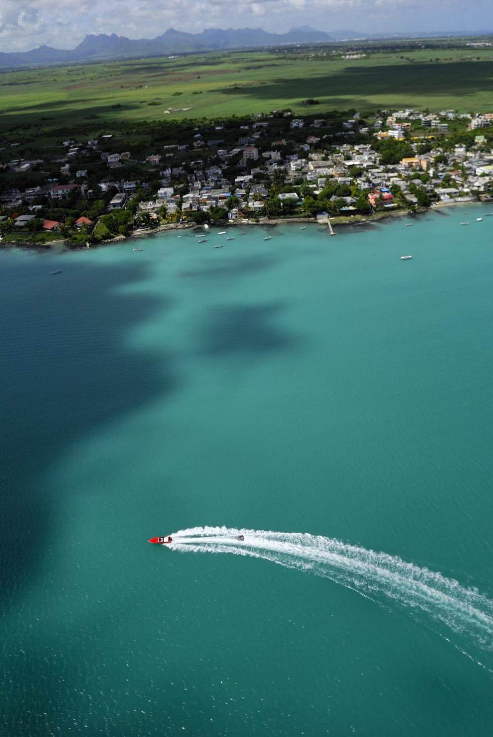 毛里求斯莫里斯艾美酒店Le Meridien Ile Maurice—Back of woman on b..._34)Le Meridien Ile Maurice—Coast aerial view 拍攝者.jpg