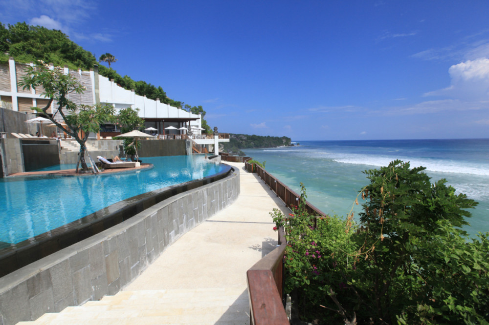印尼巴厘岛阿娜塔拉度假酒店（anatara）_无边界泳池和悬崖走廊
