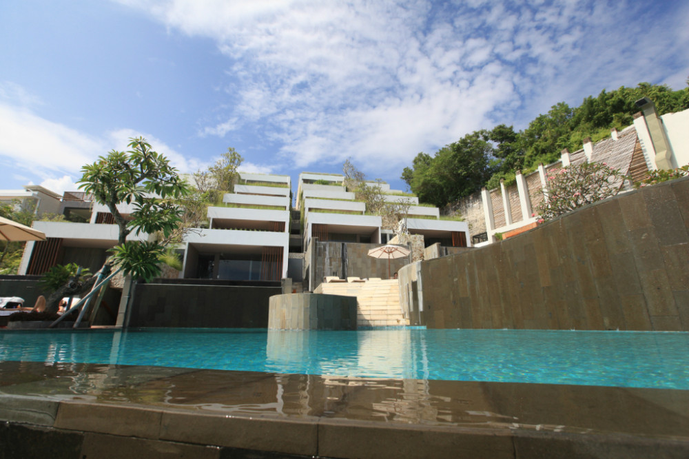 印尼巴厘岛阿娜塔拉度假酒店（anatara）_通过无边界泳池回望lobby和建筑