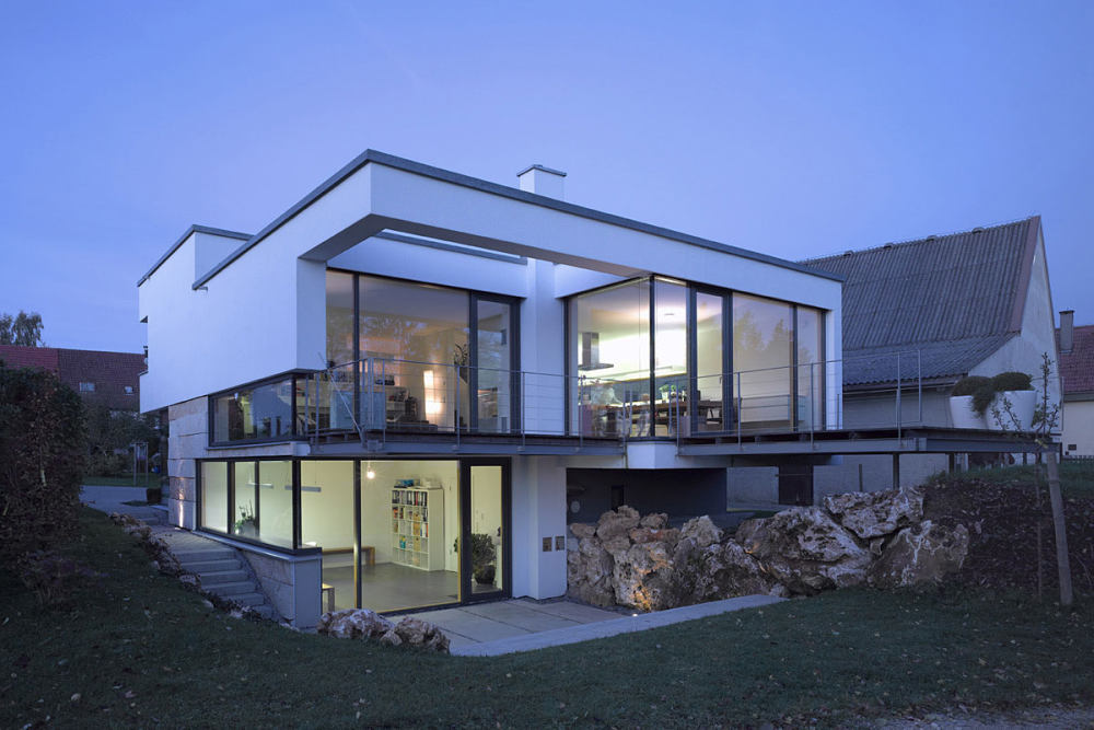 德国阿伦--The Affalterwang house_Glass-Walls-Balcony-Evening-Lighting-Home-in-Aalen-Germany.jpg