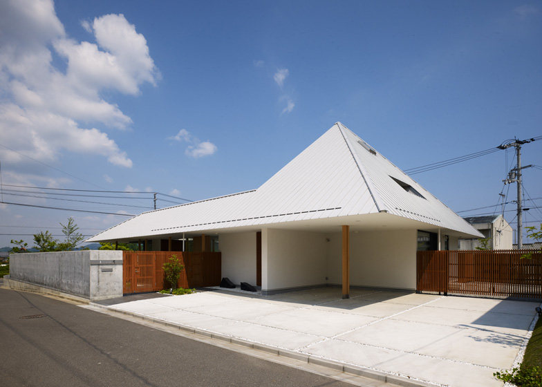 dezeen_House-in-Sanbonmatsu-by-Hironaka-Ogawa_ss_1.jpg