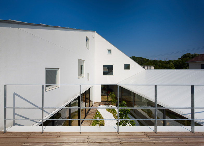 dezeen_House-in-Sanbonmatsu-by-Hironaka-Ogawa_ss_10.jpg