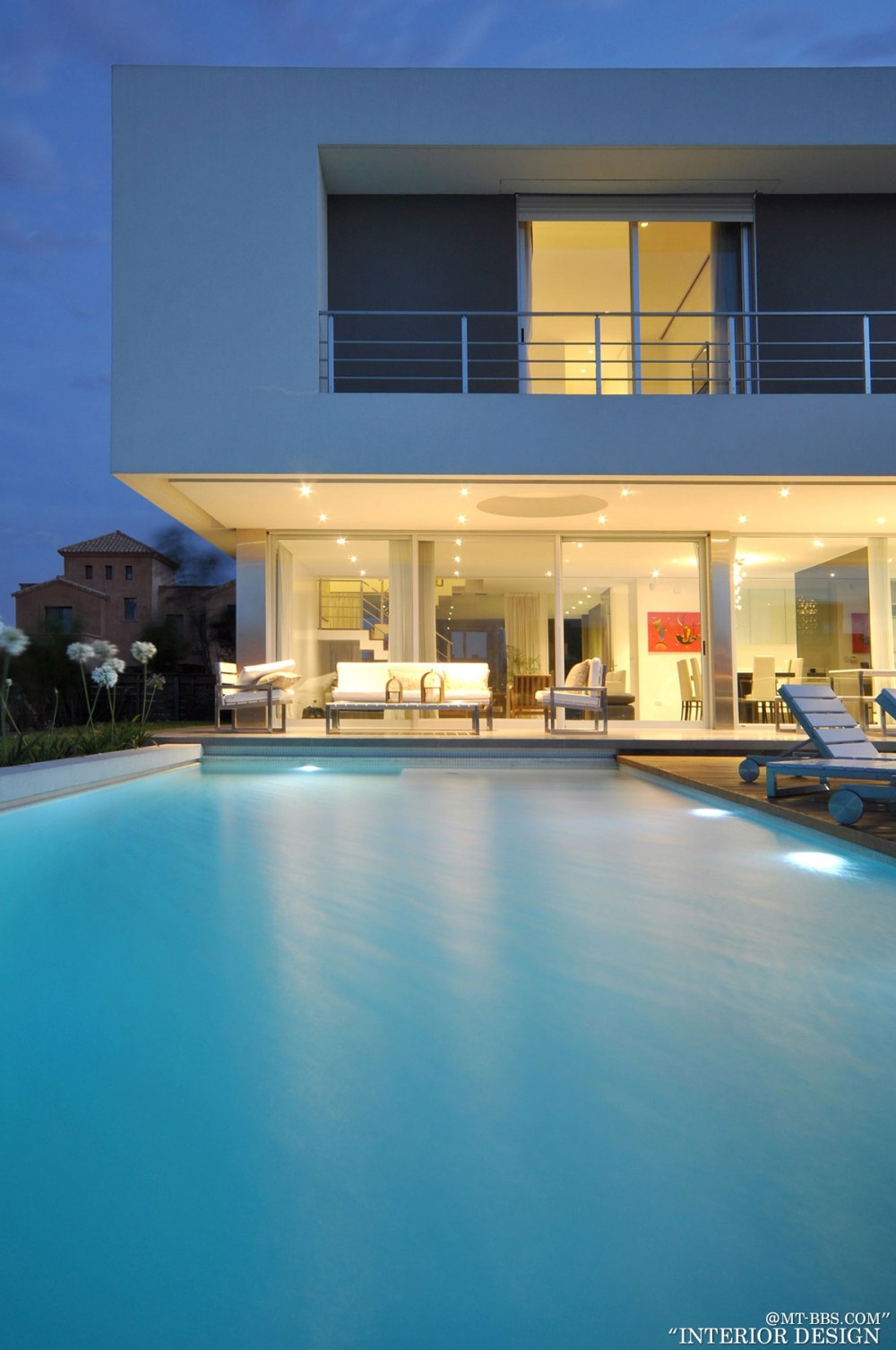 阿根廷洛斯卡沃斯戴尔拉戈--Fabulous S-Shaped House(Cabo House)_Pool-Lights-Evening-S-Shaped-House-in-Cabos-del-Lago-Argentina.jpg