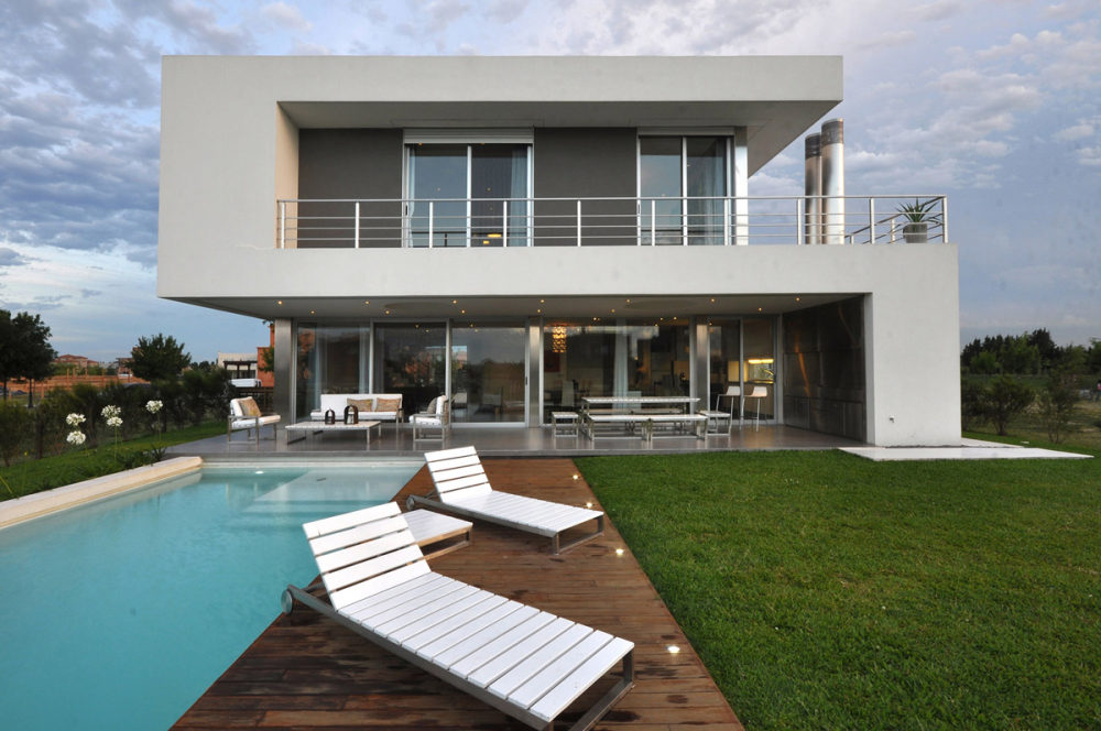 阿根廷洛斯卡沃斯戴尔拉戈--Fabulous S-Shaped House(Cabo House)_Pool-Wooden-Deck-Garden-S-Shaped-House-in-Cabos-del-Lago-Argentina.jpg