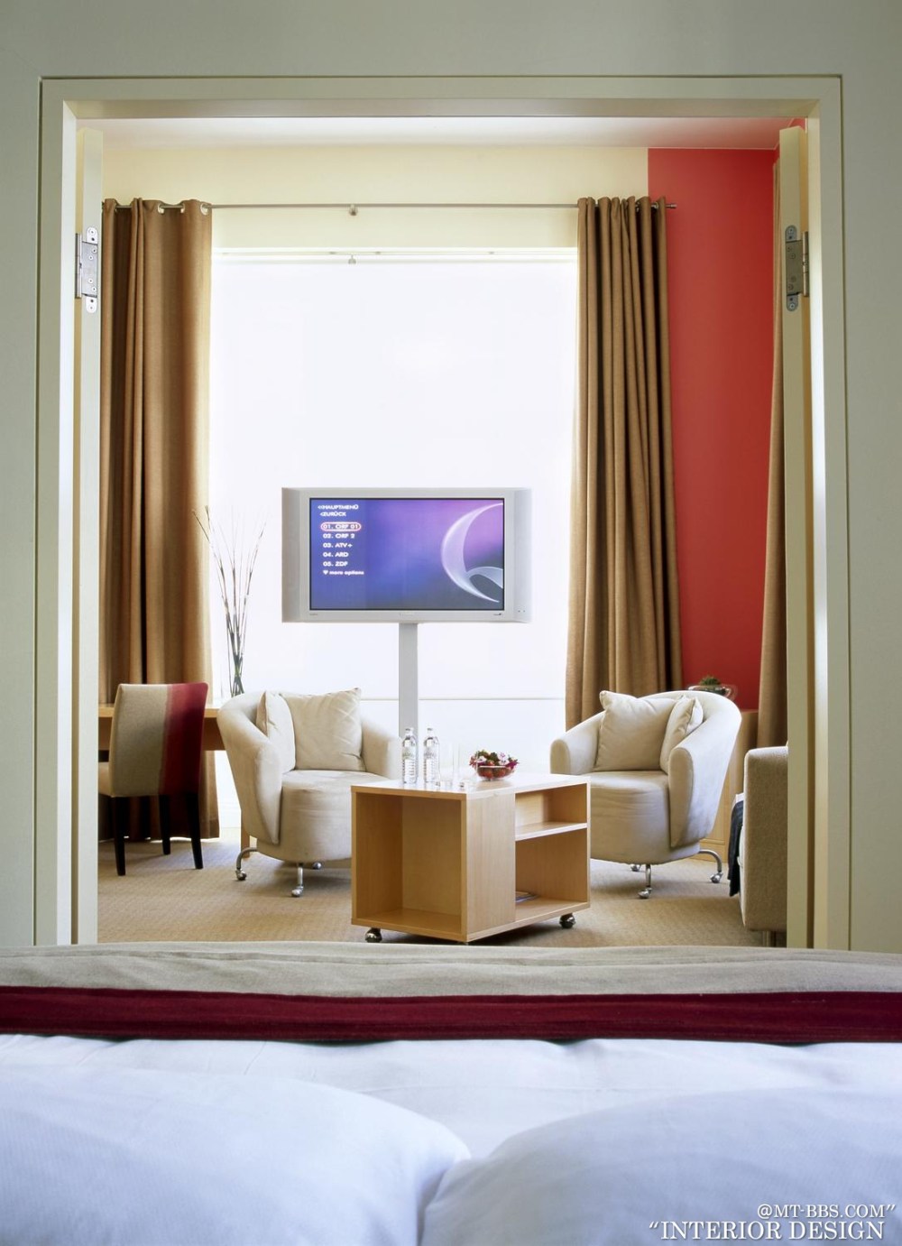 17)Le Meridien Vienna—Executive Suite Living Room Flat Screen 拍攝者.jpg