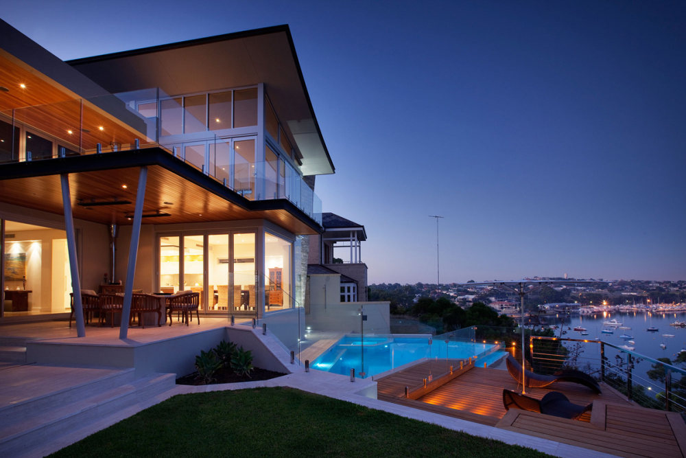 澳大利亚珀斯--Bicton House（滨江别墅）_Deck-Pool-River-Views-Lighting-Riverside-Home-in-Perth-Australia.jpg