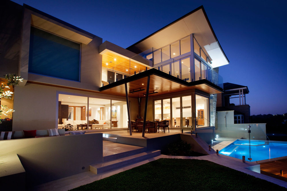 澳大利亚珀斯--Bicton House（滨江别墅）_Glass-Balustrading-Terrace-Pool-Evening-Lighting-Riverside-Home-in-Perth-Australia.jpg