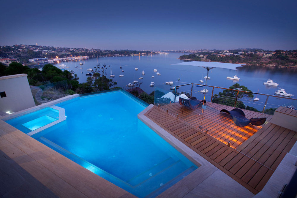 澳大利亚珀斯--Bicton House（滨江别墅）_Infinity-Pool-Deck-Water-Views-Riverside-Home-in-Perth-Australia.jpg