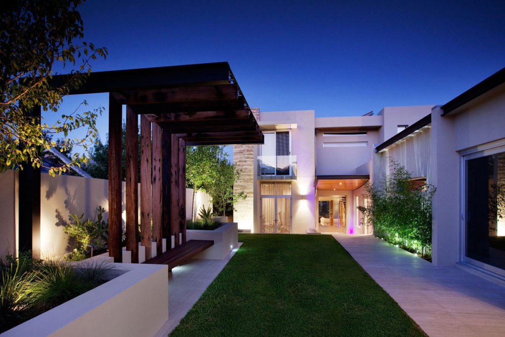 澳大利亚珀斯--Bicton House（滨江别墅）_Lawn-Pergola-Lighting-Riverside-Home-in-Perth-Australia.jpg