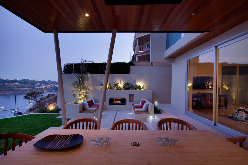 澳大利亚珀斯--Bicton House（滨江别墅）_Outdoor-Fireplace-Living-Space-Riverside-Home-in-Perth-Australia.jpg