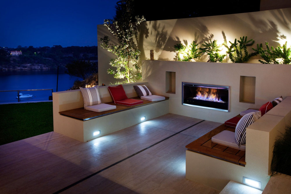 澳大利亚珀斯--Bicton House（滨江别墅）_Outdoor-Seating-Fireplace-Riverside-Home-in-Perth-Australia.jpg