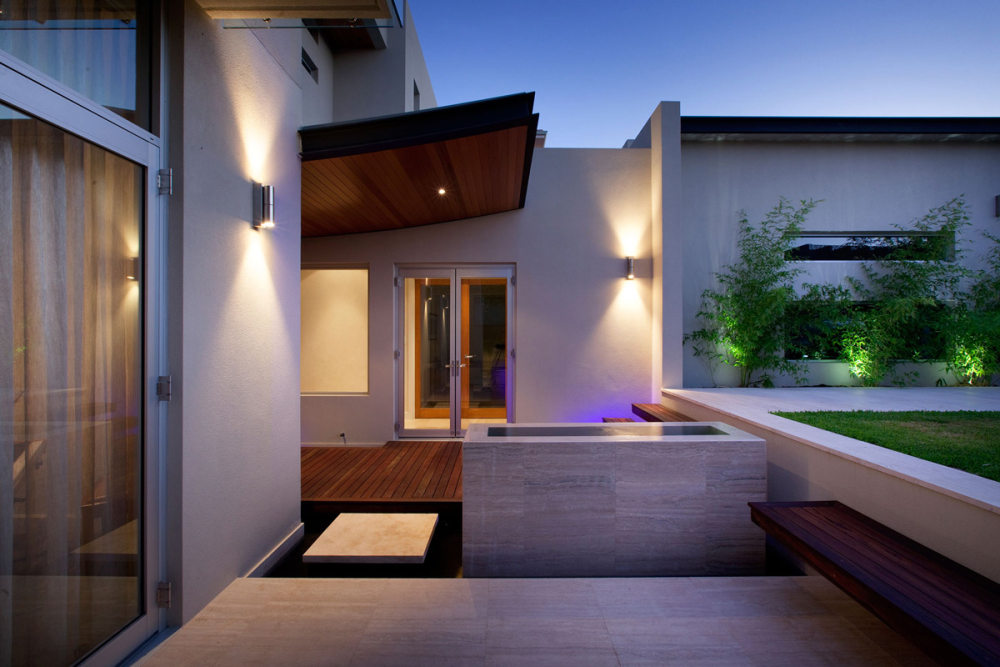 澳大利亚珀斯--Bicton House（滨江别墅）_Water-Feature-Step-Entrance-Riverside-Home-in-Perth-Australia.jpg